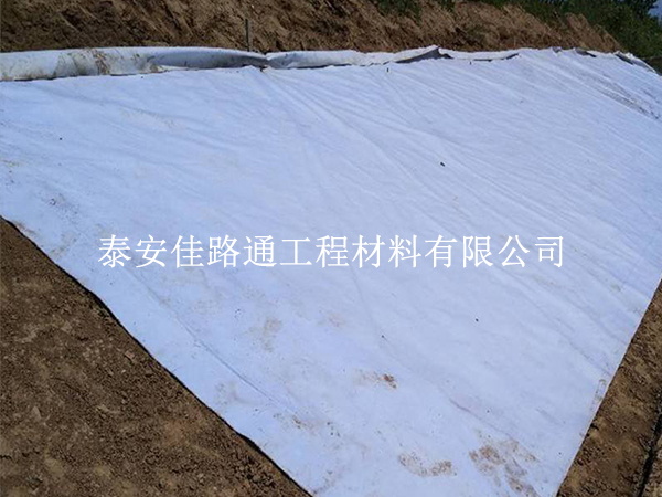 HDPE復(fù)合土工膜鋪設(shè)施工中的基面清理要求詳解 HDPE復(fù)合土工膜鋪設(shè)施工中的基面清理要求詳解