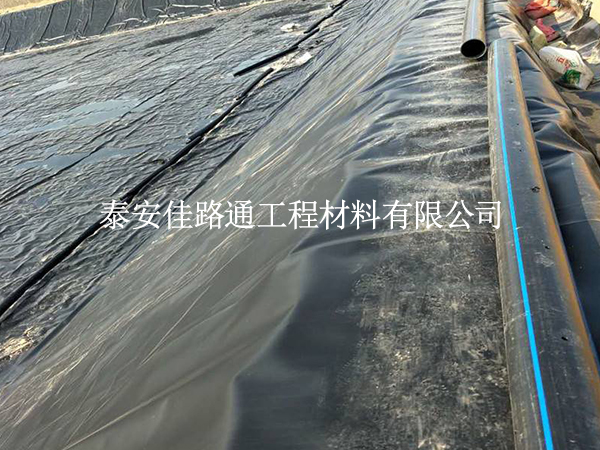 夏季鋪養(yǎng)殖防滲膜會(huì)“翻車”？掌握這4點(diǎn)施工穩(wěn)如泰山