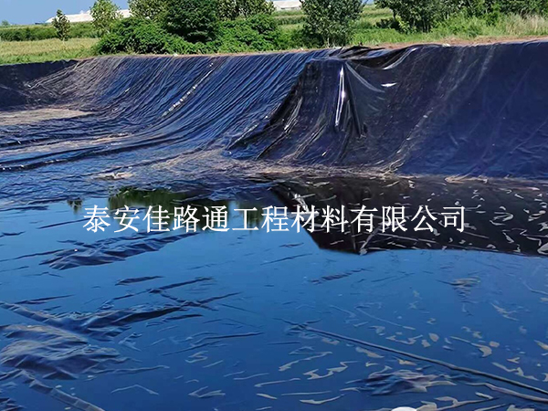 蓄水池防滲膜冬季施工，防凍防裂技巧學(xué)起來